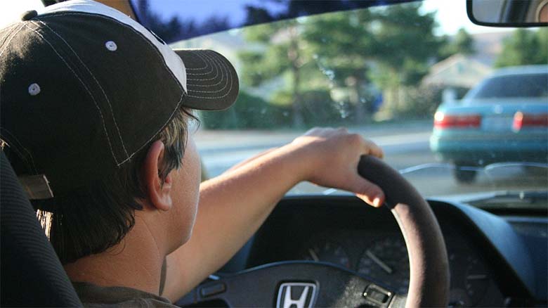 Nueva Ley de Tráfico prohíbe a los conductores cantar al volante