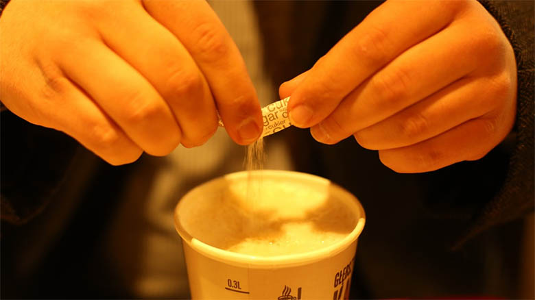 Normativa sanitaria obliga a los bares a cobrar los sobres de azúcar a sus clientes