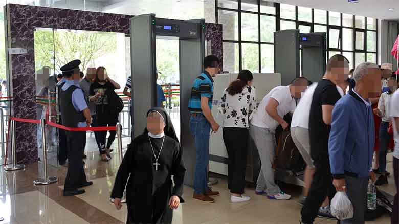 Paran a una monja en el control del aeropuerto por llevar bolas chinas puestas
