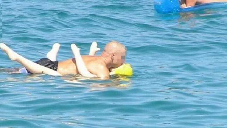 Lo echan de la playa por utilizar una muñeca hinchable como flotador
