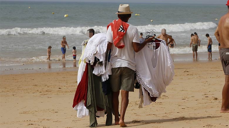 Denunciado vendedor negro en la playa por llevar el género colgado del pene