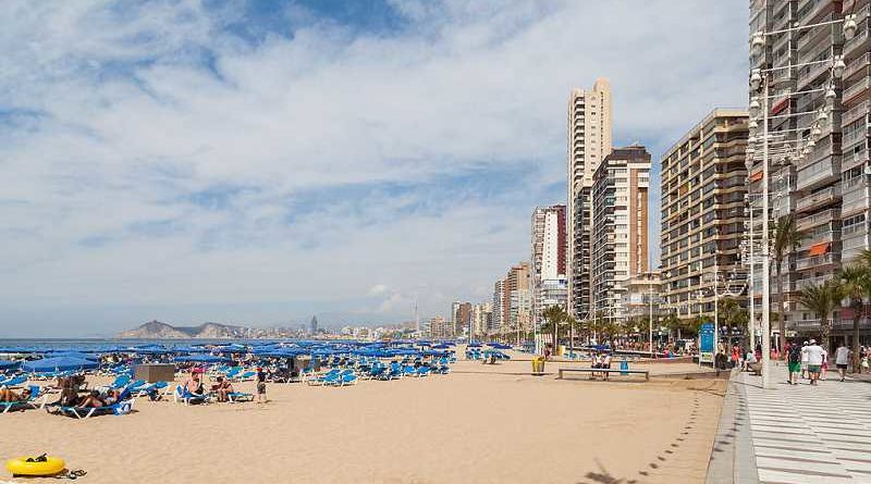 Benidorm prepara 100.000 toneladas de arena para agrandar la playa y respetar la dist