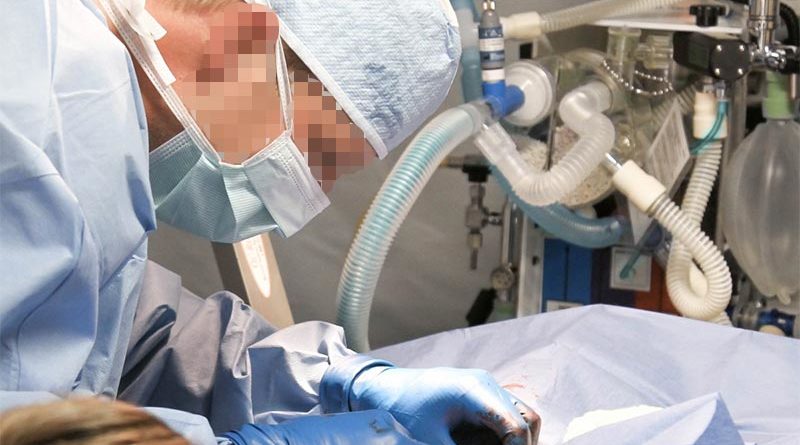 Cirujano se confunde y cose su propio brazo al cuerpo de un paciente