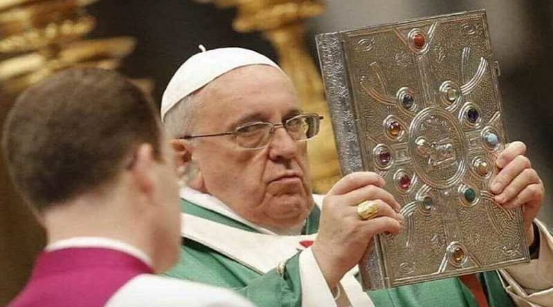 El Papa no perdona a un monaguillo por hacer sangría con el vino de la misa
