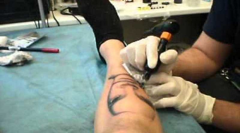 Crean el primer tatuaje usando las cenizas de su querido difunto