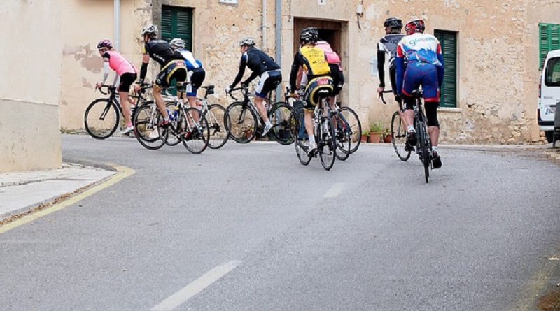 Encuentran a los 8 ciclistas perdidos en el Tour en un puticlub