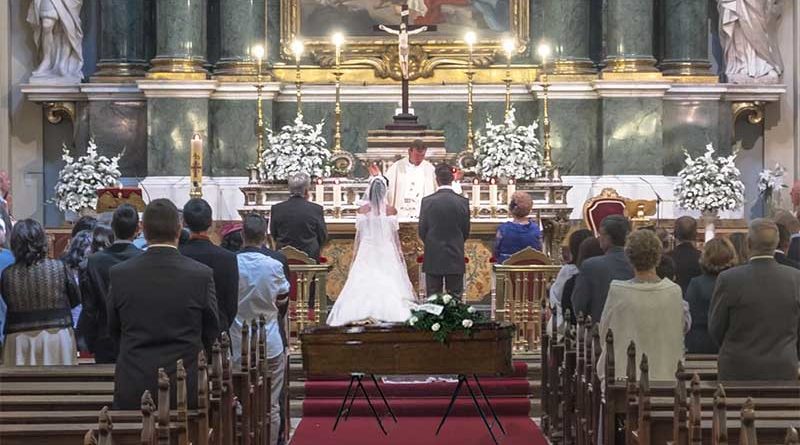 Un cura celebra a la vez una boda y un funeral porque llegaba tarde al fútbol