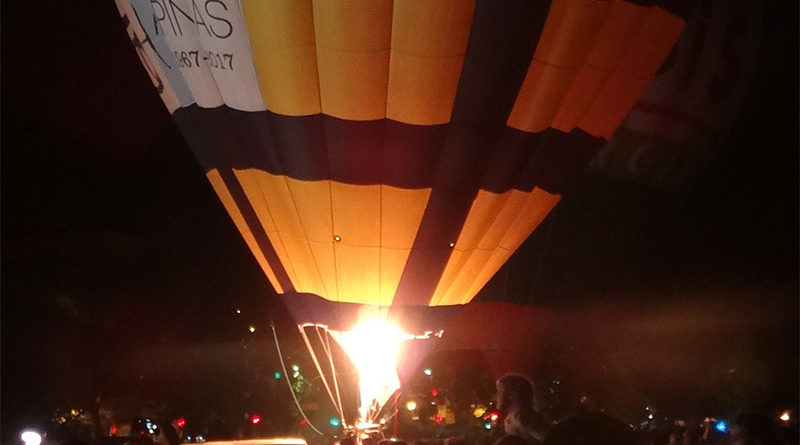 Obliga a aterrizar un globo tras pedir matrimonio a su novia y ser rechazado