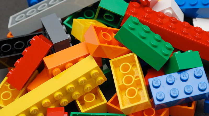 Le sacan piezas de Lego del culo y dice que el niño las dejó en el sofá