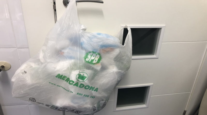 Lleva 300 bolsas de plástico a Mercadona para que se las descuenten de la compra