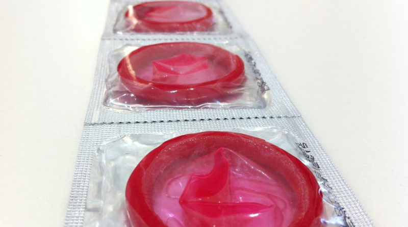 Le pincha 3 preservativos al marido para quedarse embarazada y da a luz trillizos