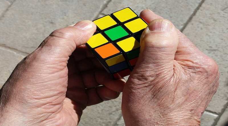 Consigue un récord del mundo al tardar 38 años para completar el cubo de Rubik