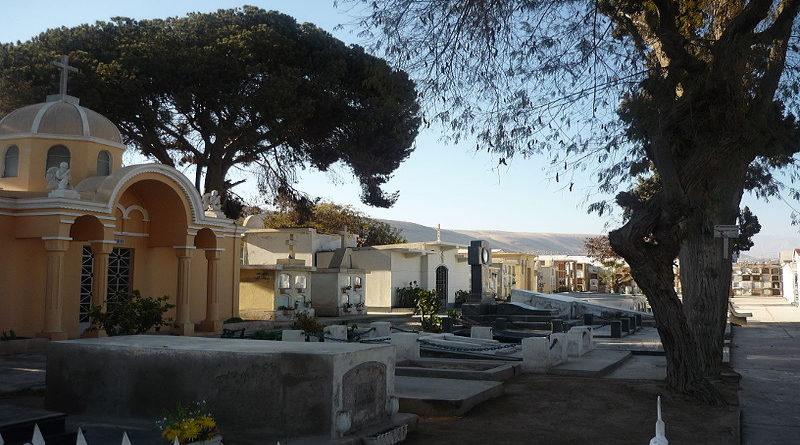 El funeral de una actriz porno acaba en orgía en un cementerio
