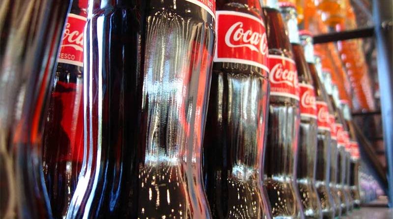 Consigue eyacular Coca Cola tras beberse más de 3 litros seguidos