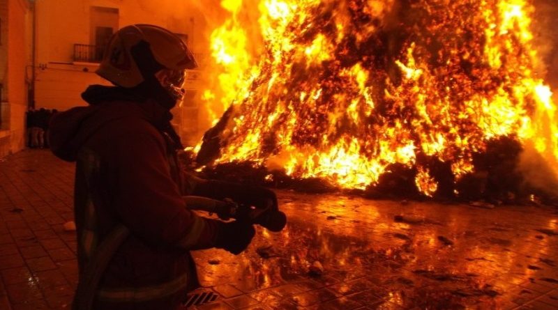 2 ancianos queman el árbol de Navidad de la residencia al apagar un porro a escondidas