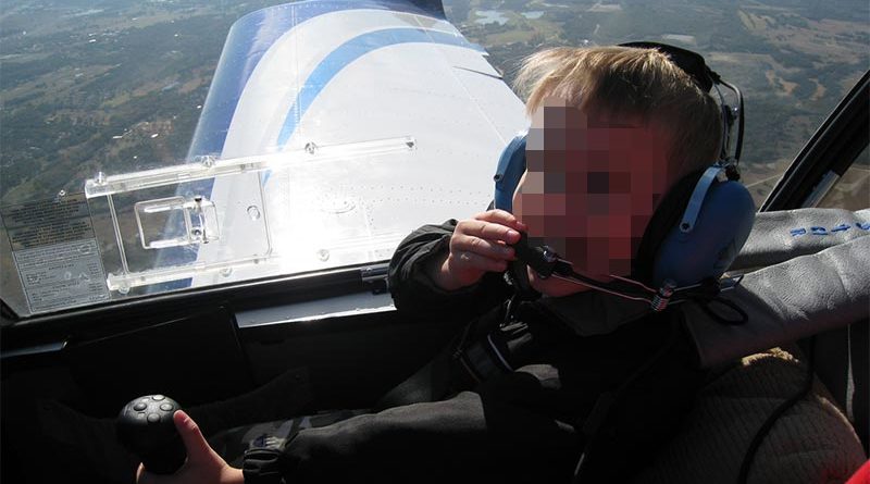 Niño de 13 años logra aterrizar un avión tras desmayarse su piloto