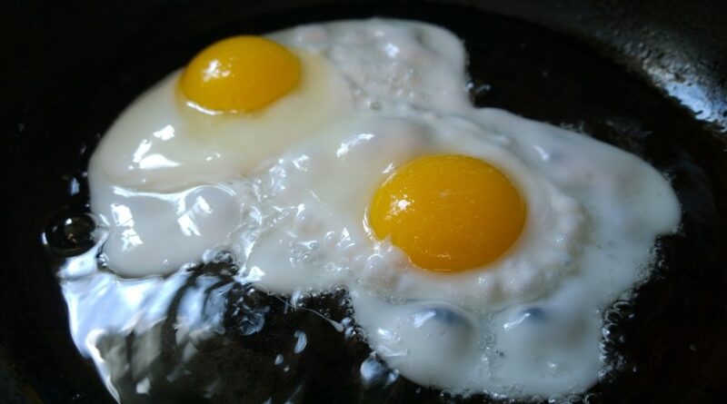 Pregunta en el médico si comerle los huevos a su marido sube el colesterol