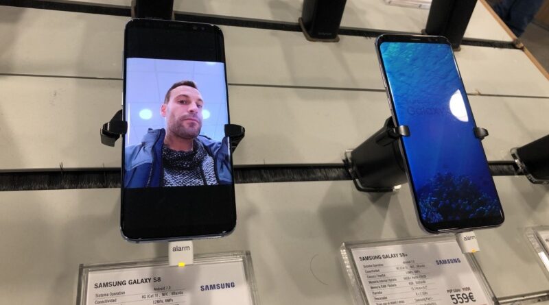 Roba en una tienda de móviles y le pillan porque se hizo una foto en uno de muestra