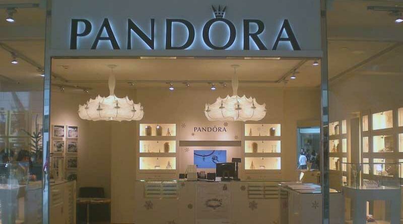 Expulsado de una tienda Pandora por pedir una pulsera para su pene