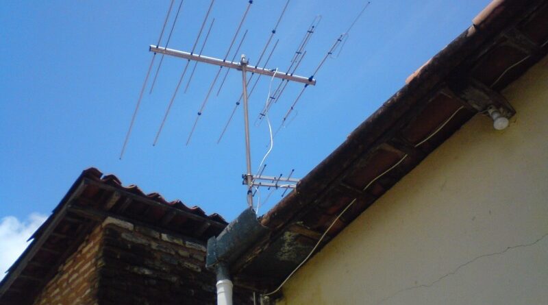 Detenido por piratear antenas en comunidades de vecinos para que no se viera Telecinco