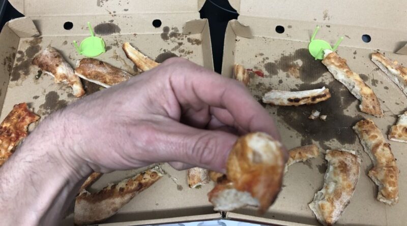 Lleva 25 años alimentándose de los bordes de las pizzas que deja la gente