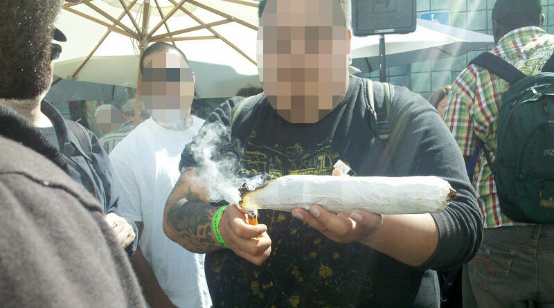 Se fuma un porro con 1 kilo de marihuana para demostrar que era para consumo propio