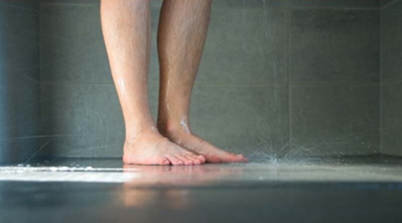 El 90% de los que se duchan no se enjabonan los pies porque ya les cae jabón de arriba