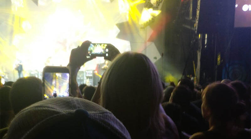 A partir de este verano estará prohibido sacar el móvil en conciertos y festivales