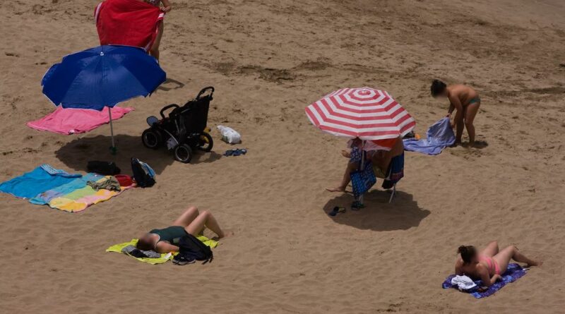 La policía asegura que poner la toalla encima de la ropa en la playa no protege del robo
