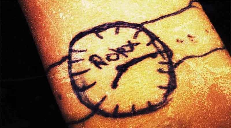 Se tatúa un reloj y denuncia al tatuador porque no le da bien la hora