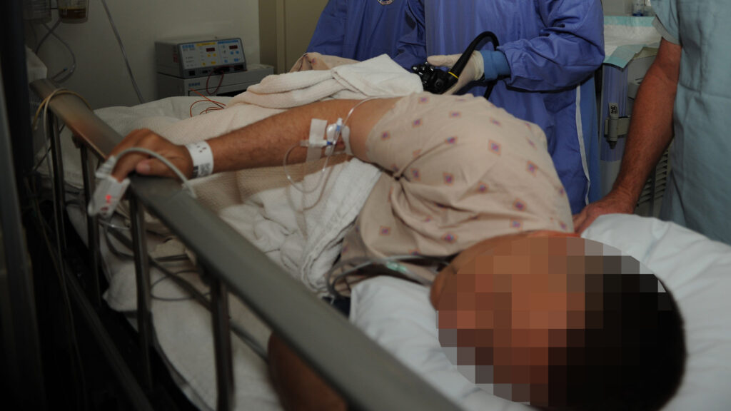Suspenden colonoscopía por los gritos de placer del paciente
