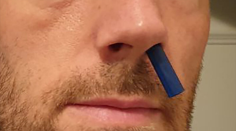 Se implanta una cañita en la nariz para poder meterse cocaína sin necesidad de un billete