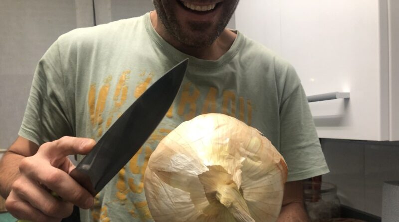 Un agricultor crea una cebolla que te hace reír cuando la picas