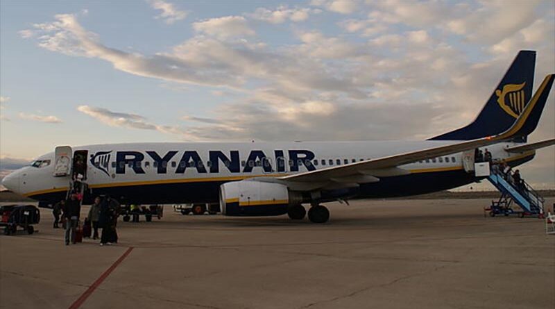 Denuncia a Ryanair tras intentar cobrarle un bulto más por su descomunal pene