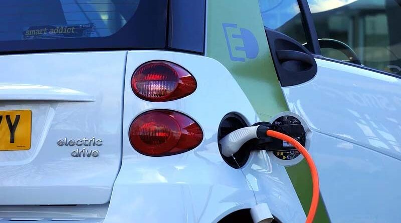 Una ley prohibirá tirarse pedos dentro de coches eléctricos