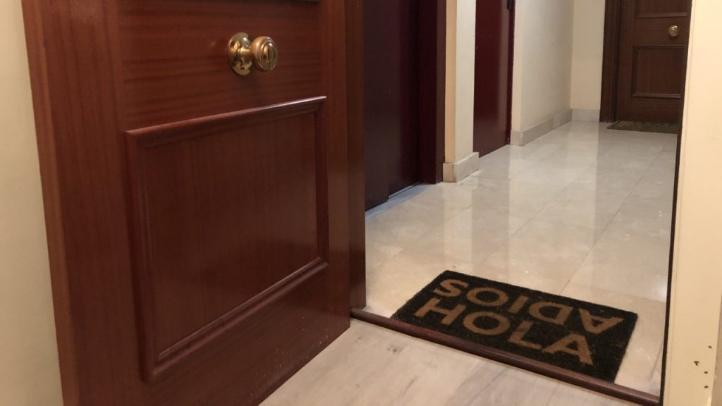 Deja la puerta de su casa abierta para que le entren a robar y ver a alguien diferente