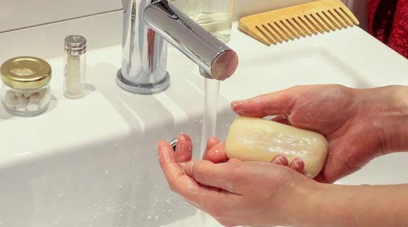 Pierde las huellas dactilares por lavarse las manos 500 veces al día
