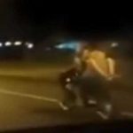 Captan a una pareja montándoselo sobre una moto en marcha haynoticia