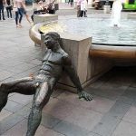 Ayuntamiento electrifica el pene de una estatua para que dejen de tocarlo las turistas