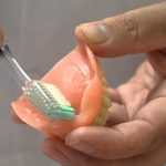 Ingresada con la dentadura de su marido en la vagina