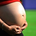Tirarse pedos durante el embarazo puede dejar sordo a tu bebé