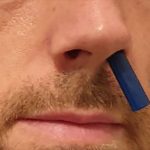 Se implanta una cañita en la nariz para poder meterse cocaína sin necesidad de un billete