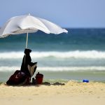 Playa nudista obliga a que se usen toallas transparentes